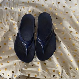 Navy Oofos size 8 flip flops